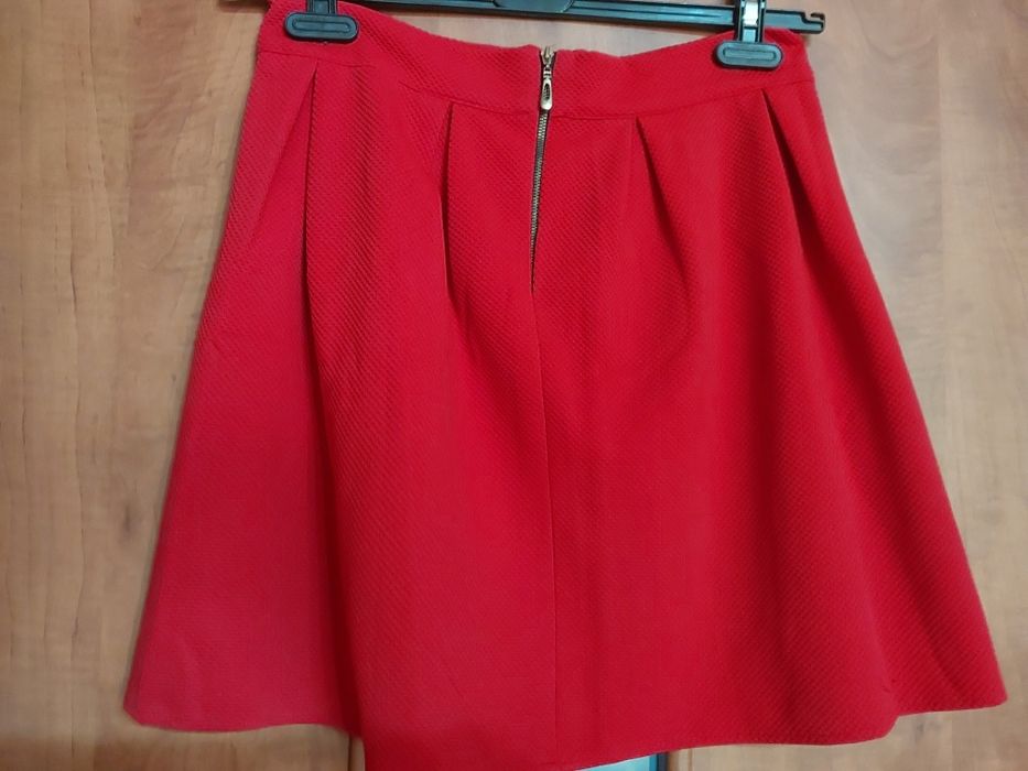Czerwona krótka spódniczka