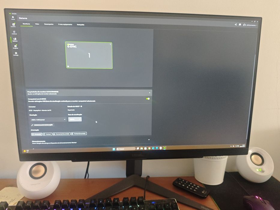 Computador desktop com monitor
