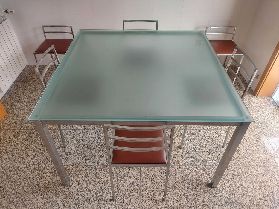 Mesa de cozinha quadrada e cadeiras
