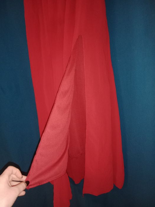 Długa czerwona sukienka z rozcięciem