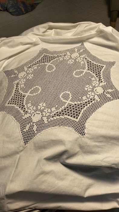 Toalha de mesa em tecido branco bordado, centro e  cantos em crochet.