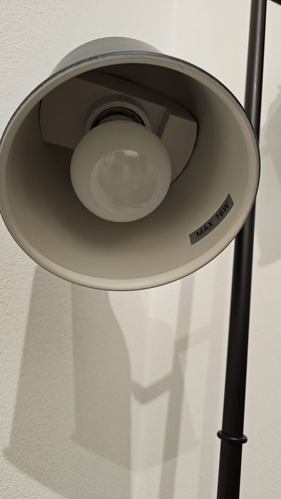Lampa podłogowa czarna
