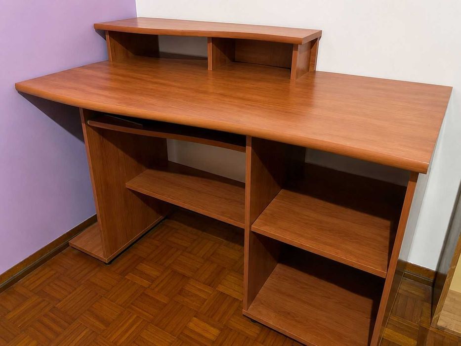 Secretária em ótimo estado