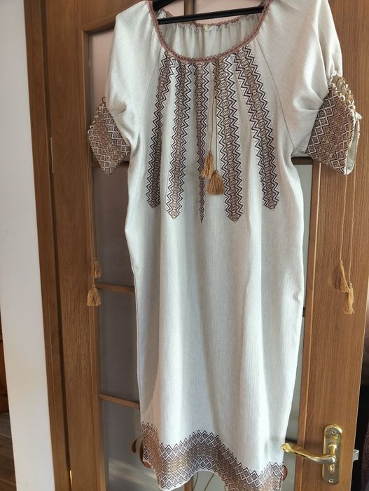 Вишите лляне плаття