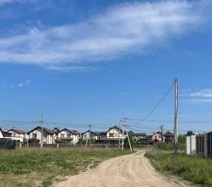 Ділянка 6 соток у Гатному — комунікації поруч, нові будинки