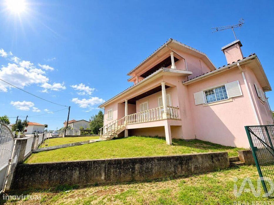 Moradia isolada T5 em Poiares de 209 m2