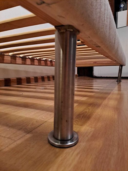 Base de Cama IKEA Solteiro com Ripas e Pés Metálicos – Bom Estado