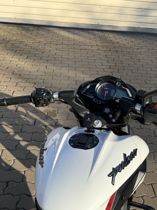 bajaj  pulsar ns200