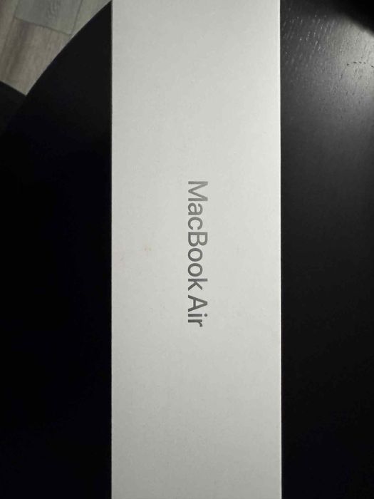 MacBook Air M1 13 cali / 97% baterii