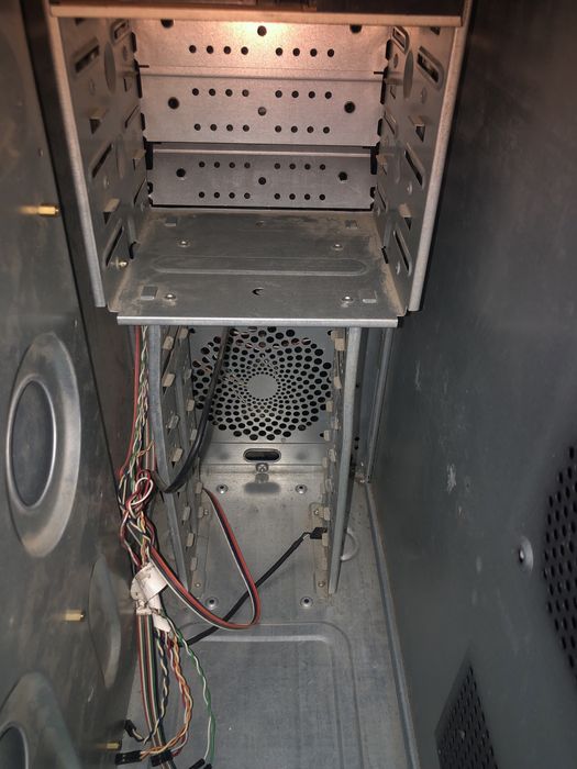 Корпус від старого комп‘тера деталі всі від него продав тепер сам корп