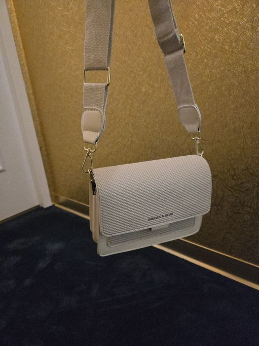 Zgrabna jasna torebka