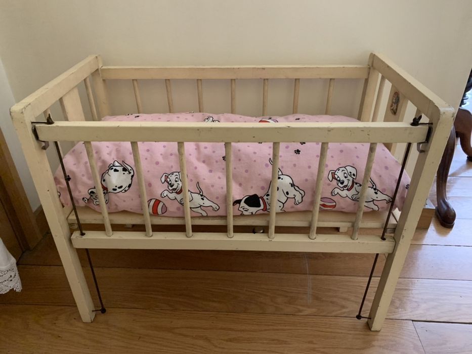 Cama de bonecas em madeira