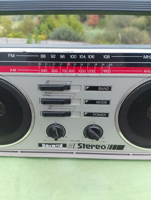 Radio portátil a pilhas e 220v