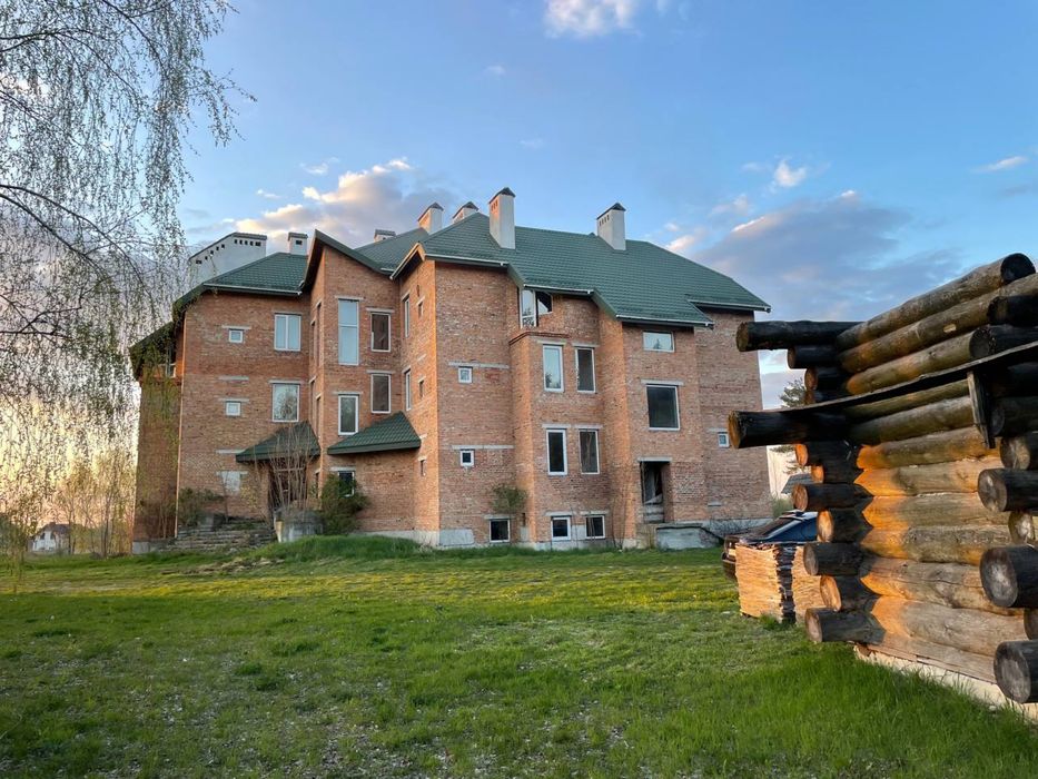 Продаж бази відпочинку Жовква + 1,5 га землі у приватній власності