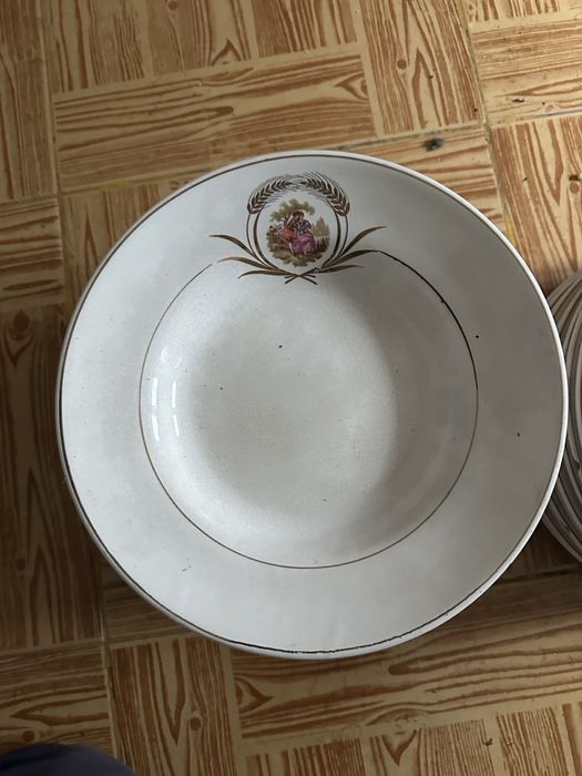 Conjunto de pratos antigos