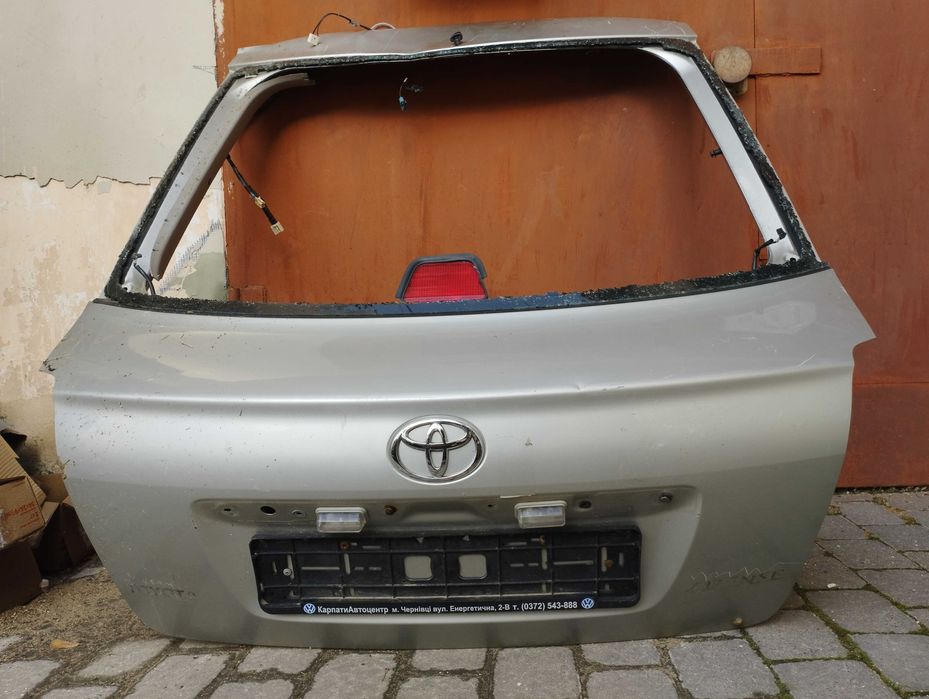 Ляда дверка задня тойота авенсіс хетчбек