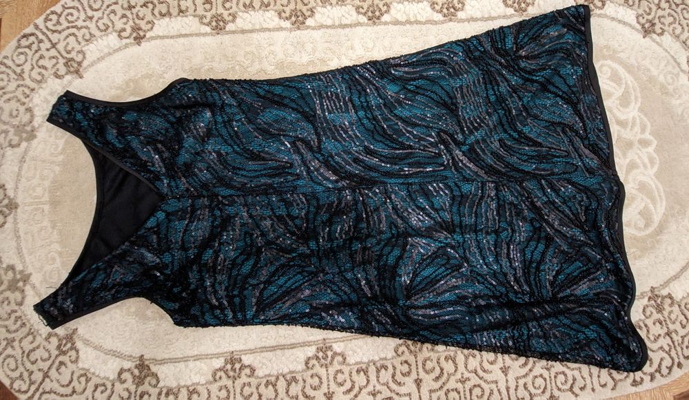 Коротка вечірня сукня в паєтках (EUR 36 / S)