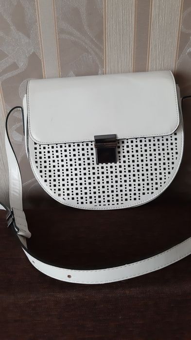 Белая летняя сумка