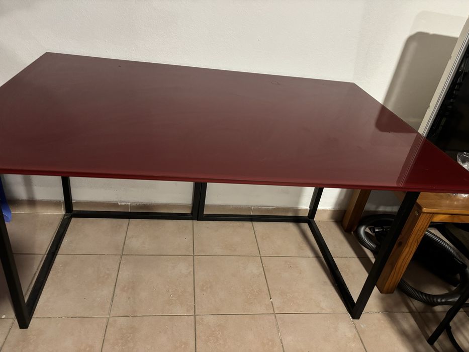 Mesa com tampo de vidro