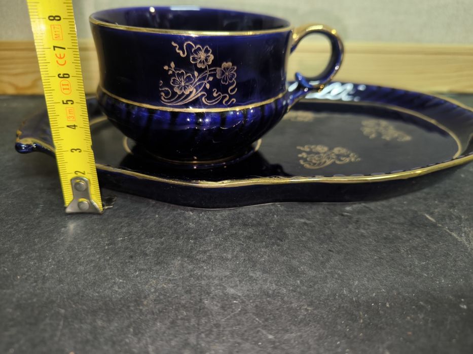 Almoçadeira azul e dourada em porcelana
Conjunto de almoçadeira com um