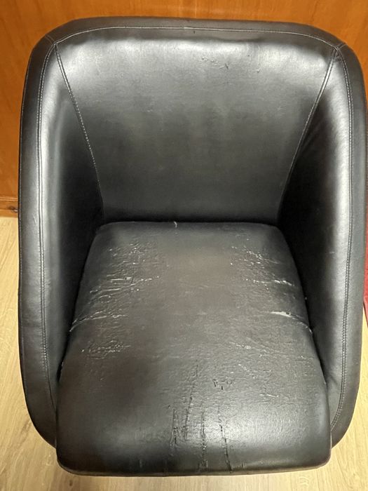 Conjunto Sofá e Poltrona preto, com pés de madeira