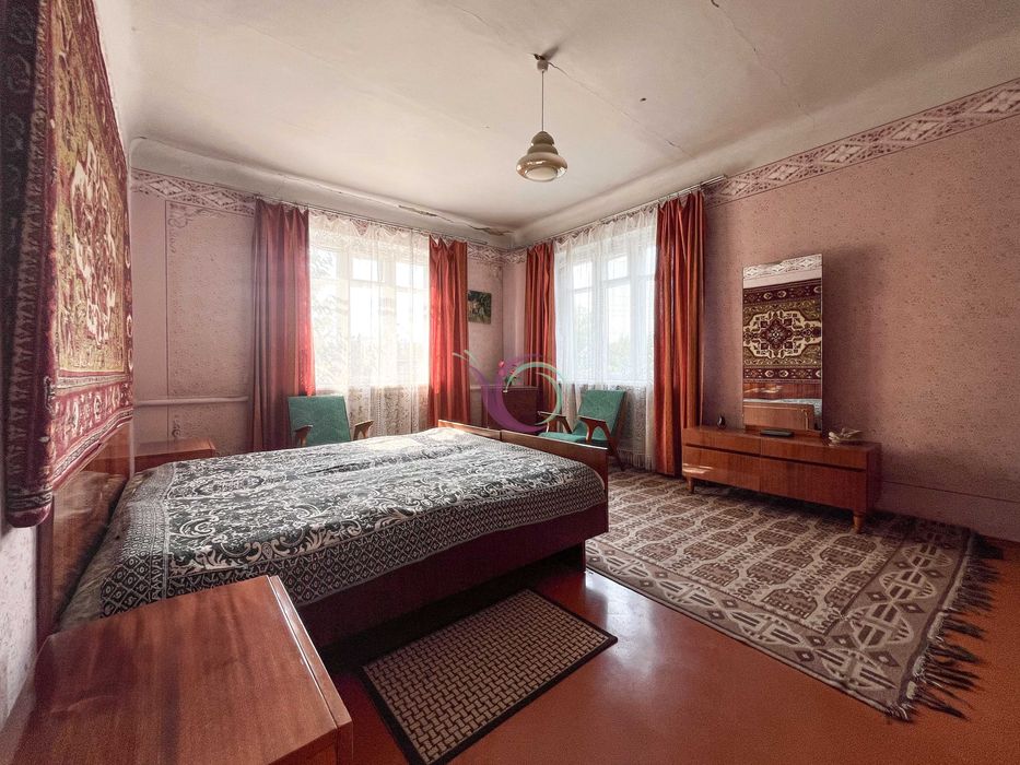 Продається окремостоячий будинок  з садом та гаражем на території.