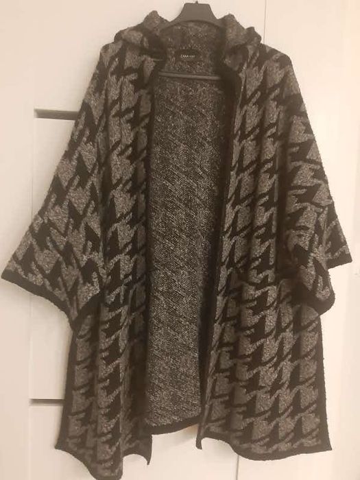 Ponczo peleryna z wełny Zara rozm. uniwersalny. Kolor szaroczarny.