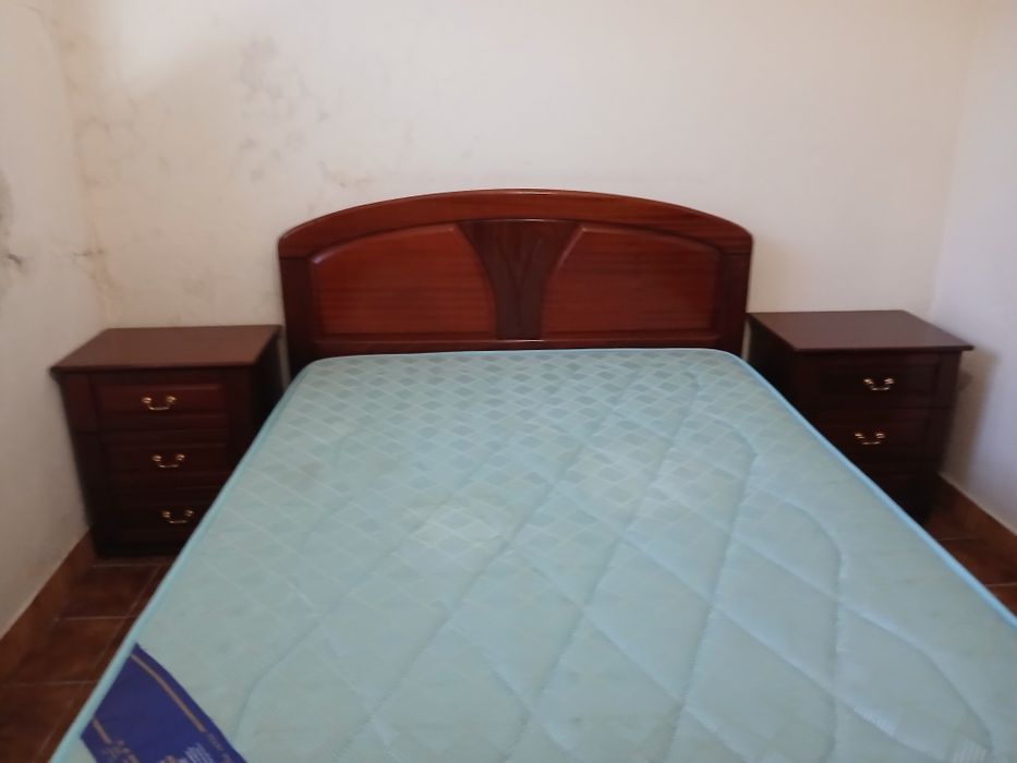 Cama de de   casal  com 2 mesinhas de cabeceira