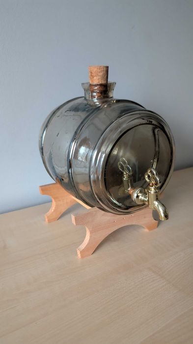 Beczułka na alkohol 2l na drewnianym stojaku na bimber