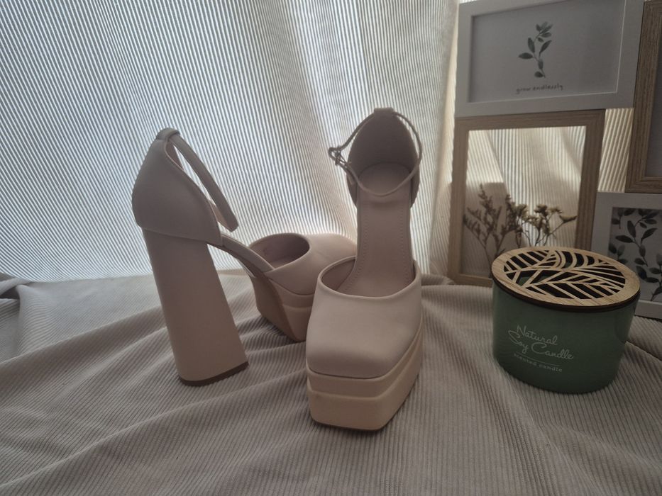 Buty na słupku beżowe