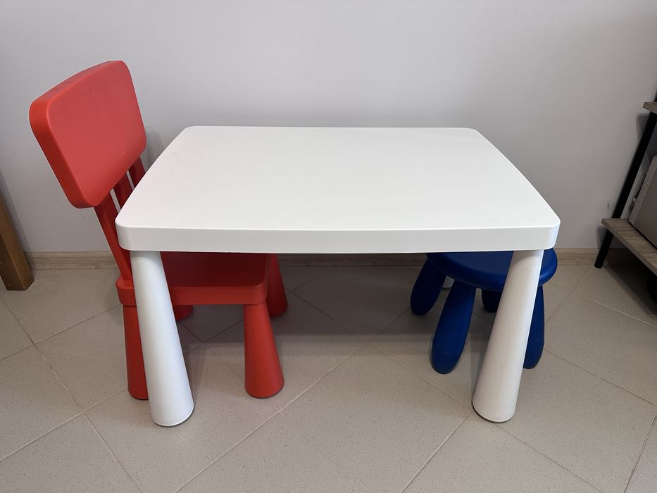 Стіл дитячий IKEA MAMMUT білий. Крісло і табурет.