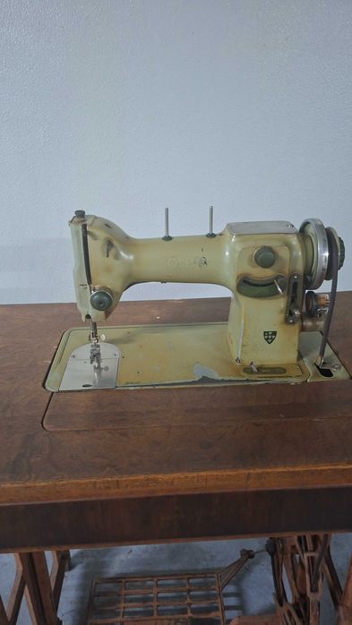 Máquina de costura em bom estado