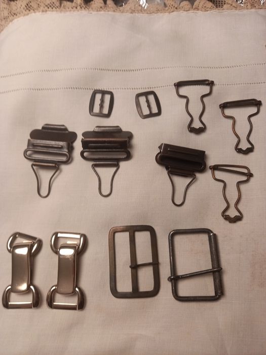 Lote de várias fivelas  em metal e em massa.