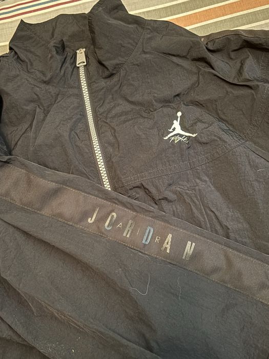 Продам оригинальную ветровку Jordan