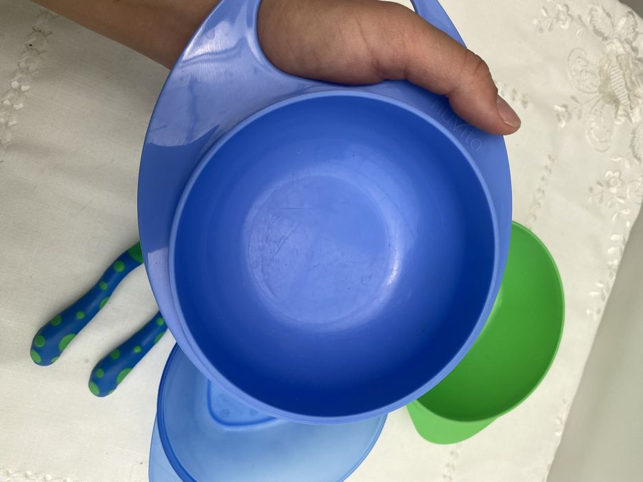 Conjunto de refeição 2 tigelas, um prato de segurar, colher e garfo