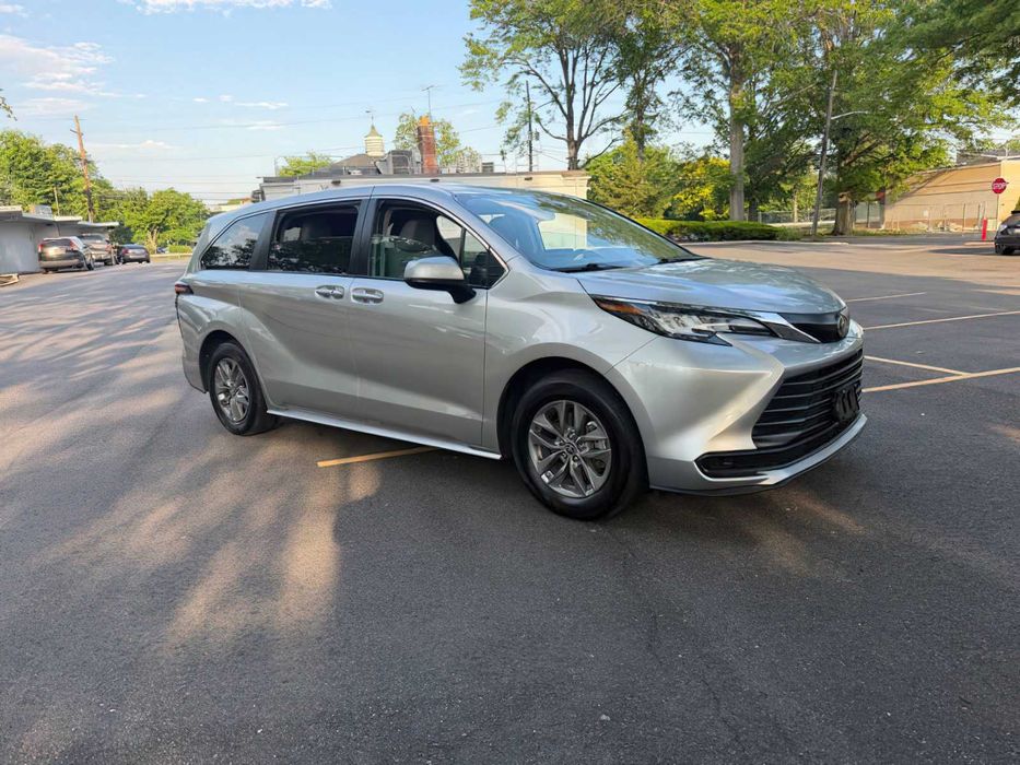 Toyota Sienna LE 8-Passenger      2022