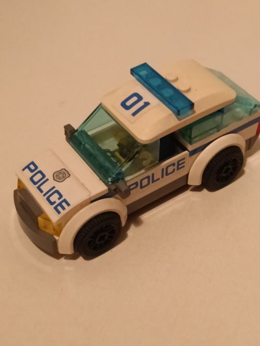Colecionaveis  Caterpillar e carro da Polícia