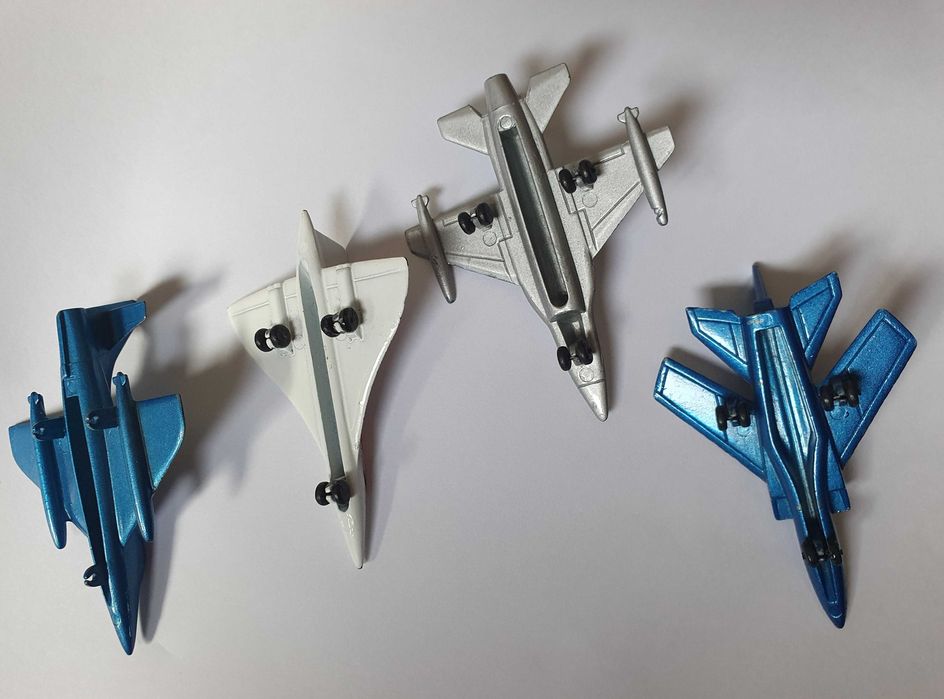4 pequenos aviões de combate, em metal, sem marca - Anos 80
