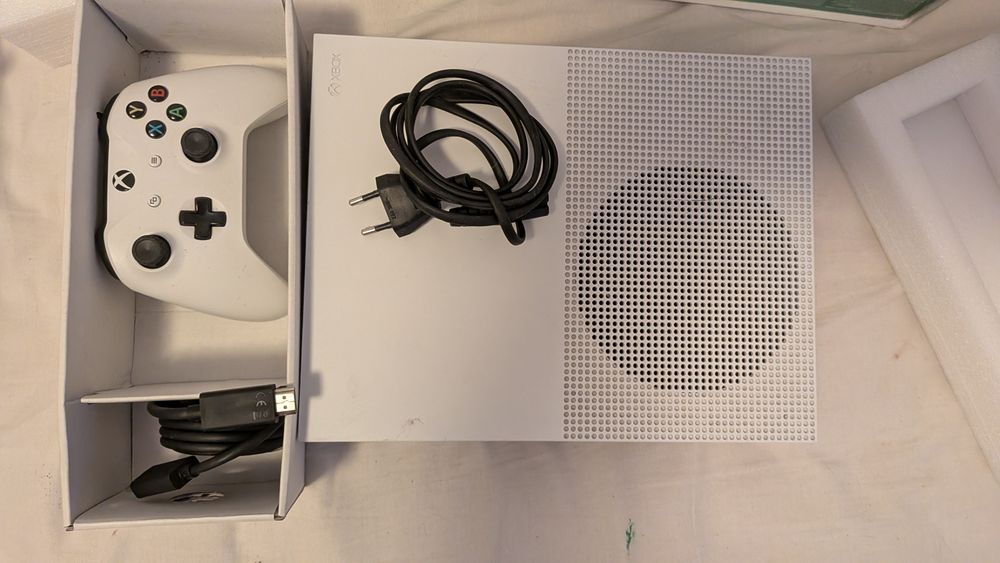 Xbox One S 1TB + Comando Original + Caixa e Cabos