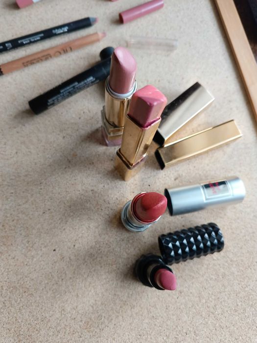 Косметика для макіяжа губ, очей, брів, пензлики