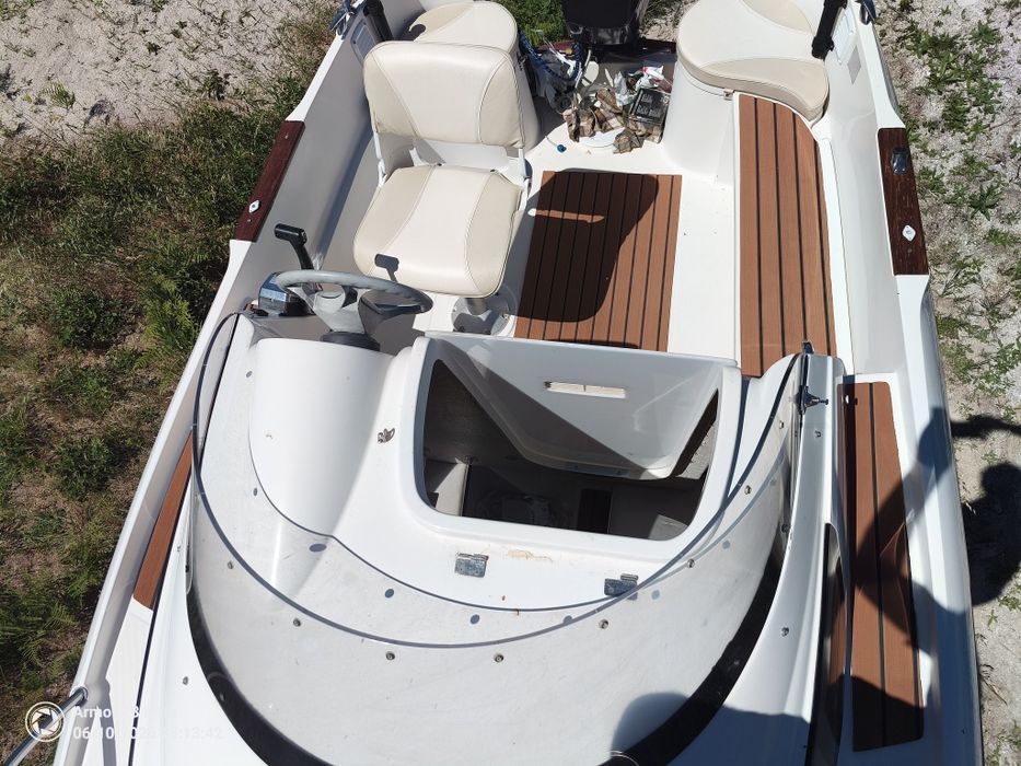 Barco cabinado Quiksilver motor Mercury injeção c/ novo c/ atrelado