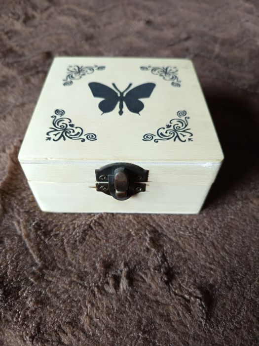 Drewniana szkatułka, pudełko z motylem, motyl