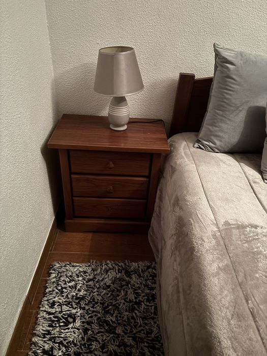 Cama e mesinhas de cabeceira