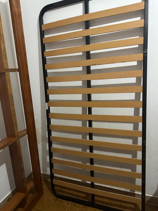 Cama, colchão e cabeceira por 120€