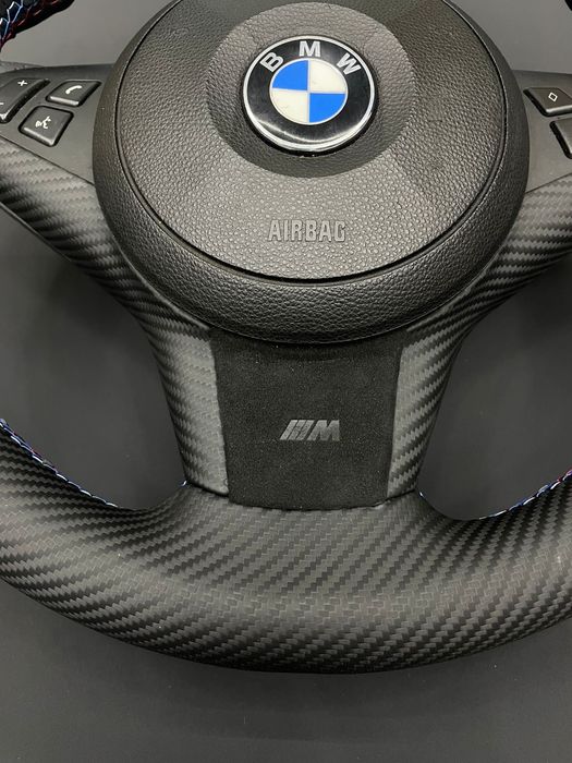 Apresentamos  volante BMW E 60  estofado em pele perfurada e carbono,