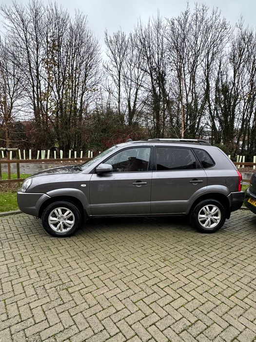 Пропоную свіжий  Hyundai Tucson 4WD 75т. Пробігу 2.0 CRDI на повному ходу з не великим пробігом. 
Тільки заїхав в Україну  Житомир 
Авто для військових. 
За додатковою інформацією будь ласка дзвоніть 0.6.3.4.2.4.6.2.7.2