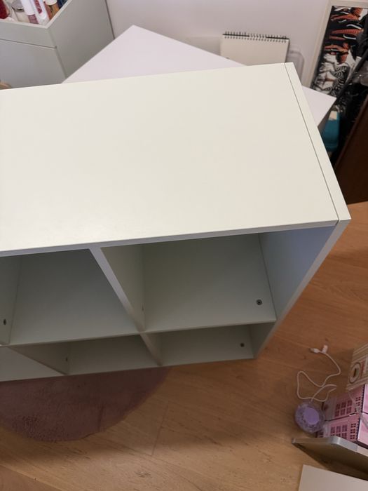 Regał VOX z wysuwaną szufladą na kółkach.