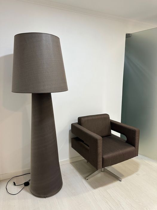 Conjunto decoração cadeirão com candeeiro