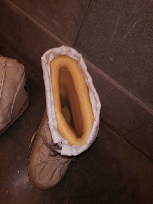 botas de neve com cordões