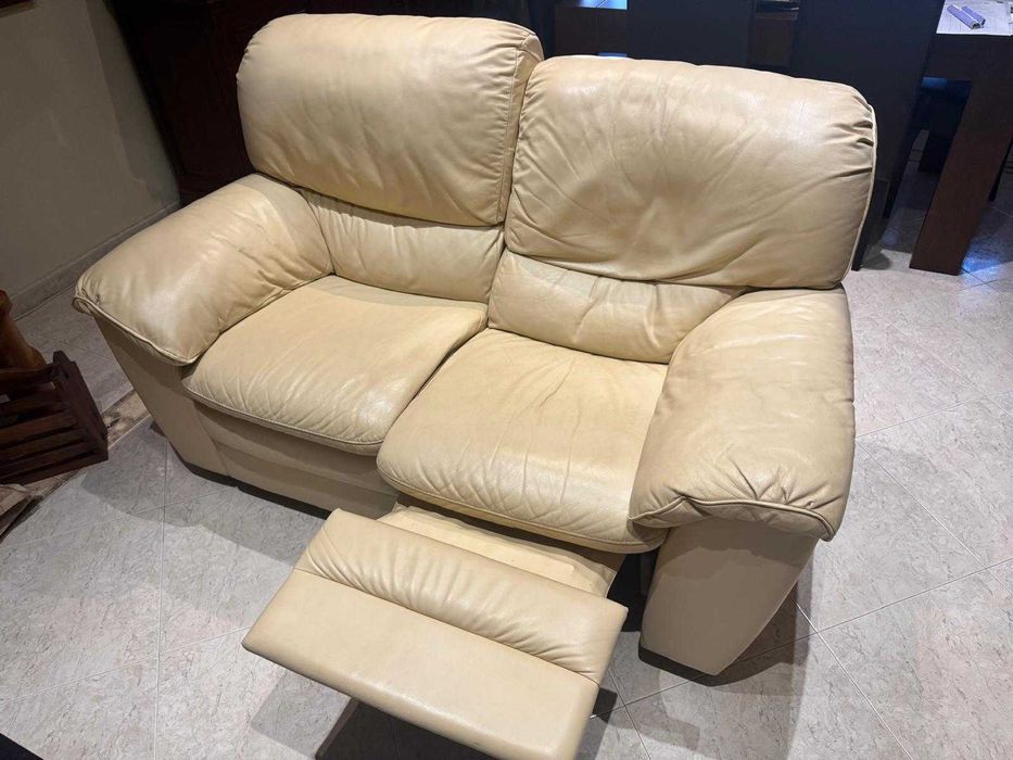 Conjunto de Sofás de Pele Bege (3 +2  lugares)  + Poltrona Reclinável